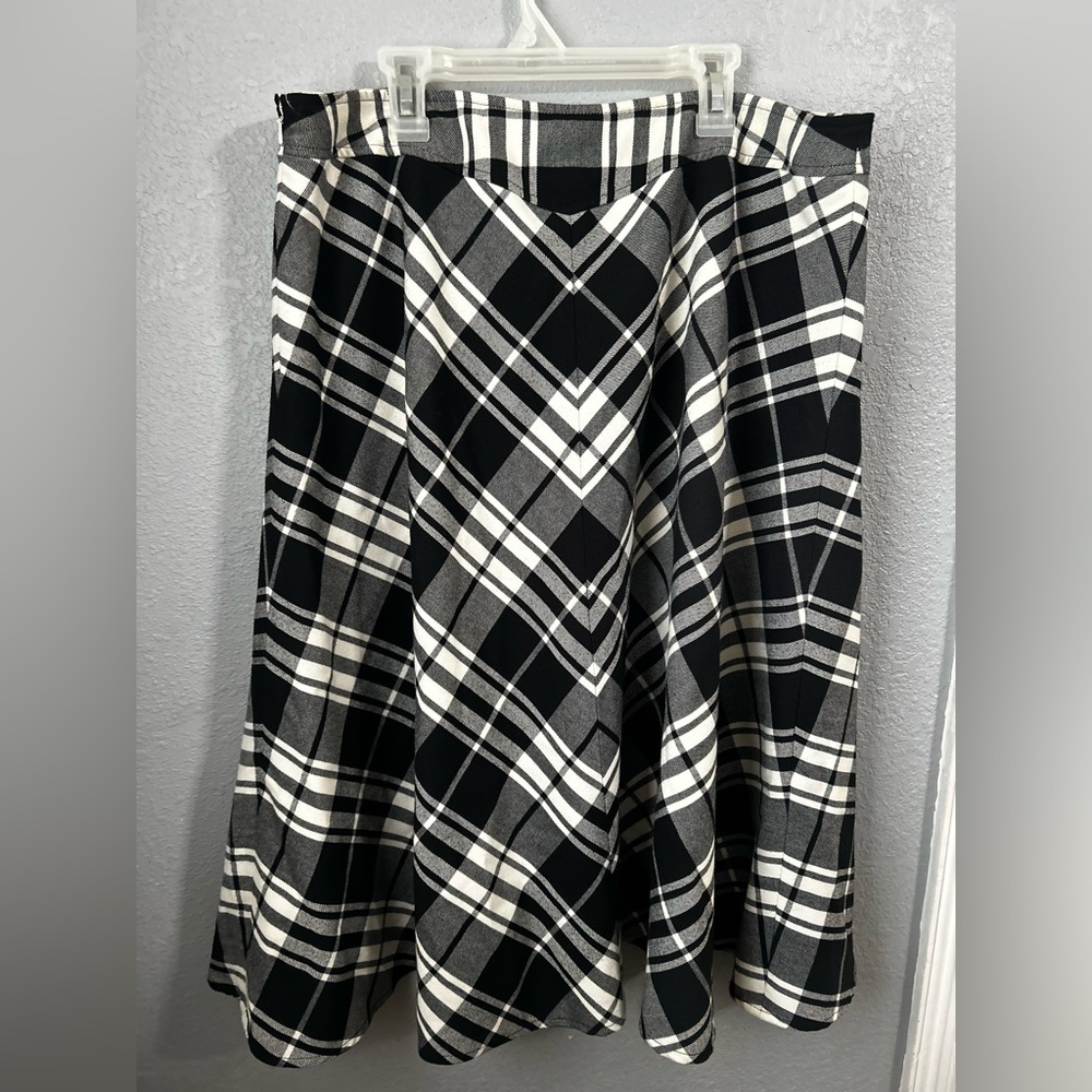 Stylish Black and White Plaid Skirt